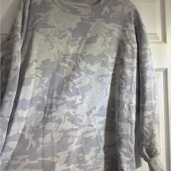 LULULEMON Perfectly Oversized Crew - Gray Camo - Picture 2 of 4